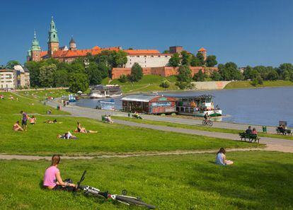 El decano de todos los castillos polacos, el imponente Castillo Real de Wawel, en Cracovia, fue trono de reyes durante más de cinco siglos, hasta que el poder se trasladó a Varsovia a finales del XVI. Como corazón político y cultural de Polonia, esta fortaleza es un símbolo nacional y por ello encontraremos largas colas para visitarlo, sobre todo en verano. El palacio renacentista que hoy se visita es del siglo XVI aunque se conserva una residencia original, más pequeña, del siglo XI. Hay aposentos reales privados, la típica armería, el tesoro de la Corona y una joya del arte, la pintura más valiosa de la ciudad: ‘La dama del armiño’, de Leonardo da Vinci. Incluso hay una Cueva del Dragón donde lo único que encontraremos ahora son unas magníficas vistas sobre el río Vístula y los barrios periféricos del oeste.