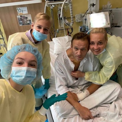 El opositor ruso Alexéi Navalni el 15 de septiembre en el hospital universitario La Charité de Berlín, donde fue tratado.