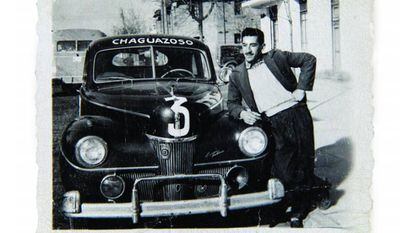 Uno de los emigrantes gallegos, con un coche con el nombre de su pueblo.