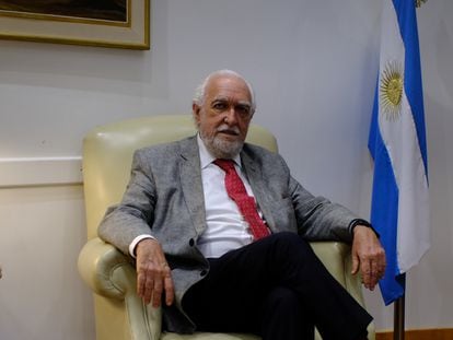 Ricardo Gil Lavedra, juez que participó en el Juicio a las Juntas, durante una entrevista en su oficina sobre la Avenida Corrientes de Buenos Aires.