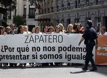 Las integrantes de la candidatura de mujeres de Garachico, durante su protesta ante el Congreso de los Diputados en mayo de 2007.