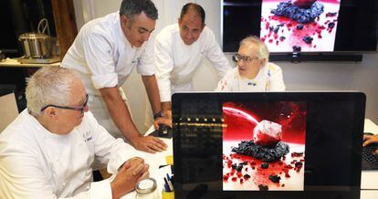 Juan María Arzak, junto a su equipo, en el laboratorio gastronómico de su restaurante
