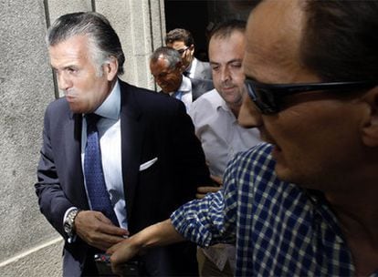Luis Bárcenas, tesorero del PP, a la salida del Tribunal Supremo, donde declaró como imputado provisional la pasada semana.