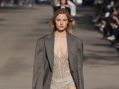 Stella McCartney: ‘shorts’, flores y sastrería, como siempre