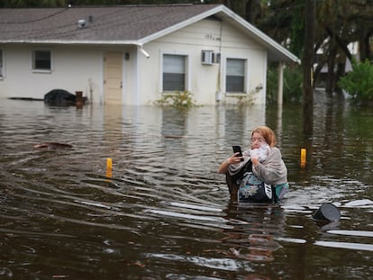 Una mujer evacuada de su casa en Florida, este miércoles.