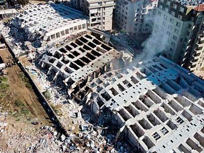 Captura de vídeo donde se muestra el edificio Rönesans Rezidans derrumbado tras el terremoto, en la ciudad turca de Antioquía.