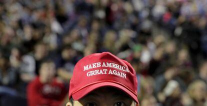 Un seguidor de Trump porta una gorra con su lema.