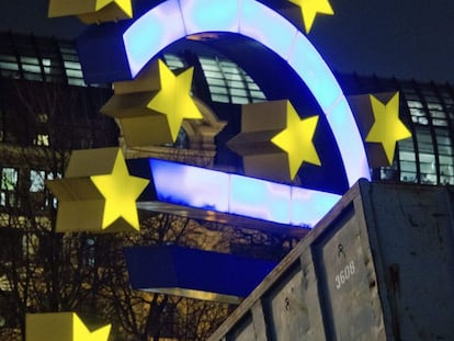 Fotograf&iacute;a que muestra el s&iacute;mbolo del Euro junto a un contenedor de basuras en Fr&aacute;ncfort, Alemania, el 20 de enero de 2015. 