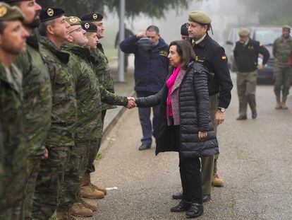 La ministra de Defensa, Margarita Robles, saluda a los militares durante la visita que hizo el pasado 4 de enero a la base de Cerro Muriano para rendir homenaje a los fallecidos.