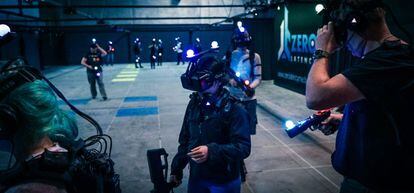 Varias personas se preparan para empezar una partida en el centro de realidad virtual Zero Latency, en Madrid.