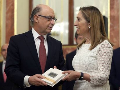 El ministro Crist&oacute;bal Montoro ha entregado hoy a la presidenta del Congreso, Ana Pastor, el proyecto de Presupuestos Generales del Estado.