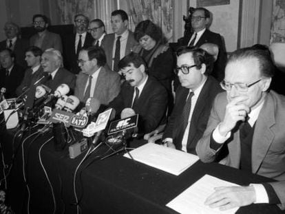 Sartorius (primero por la derecha), Iglesias (tercero) y, tras &eacute;l, Cristina Almeida, en la presentaci&oacute;n de Izquierda Unida en abril de 1986. 