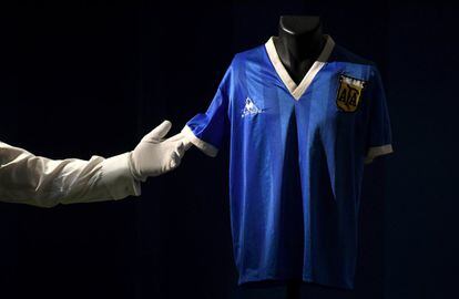 La camiseta de la selección argentina que lució Diego Armando Maradona en el partido ante Inglaterra en los cuartos de final de la Copa del Mundo de México 1986, donde anotó los dos de los goles del triunfo (2-1), está en subasta por la casa de pujas Sotheby’s. Se estima que puede llegar a alcanzar un valor cercano a los 6 millones de libras (unos 7,2 millones de euros).