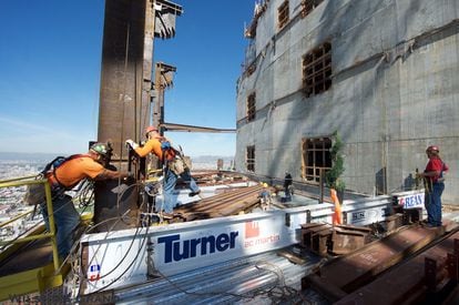 Trabajadores de Turner durante la construcción del Wilshire Grand Center, el edificio más alto de Los Ángeles (California), con 73 plantas.