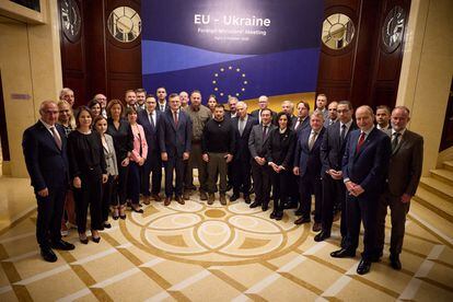 El presidente de Ucrania, Volodímir Zelenski, junto a los ministros de Exteriores de la UE, este lunes en Kiev.