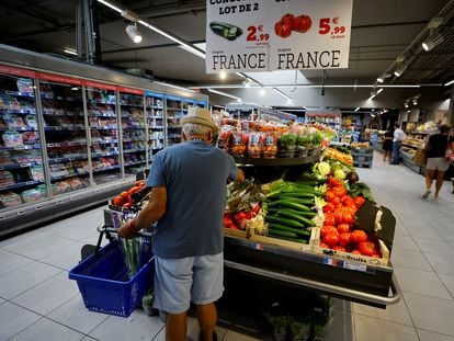 Un hombre comprando en un supermercado de Niza (Francia) este agosto.