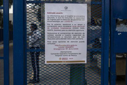 Un cartel en la puerta de entrada del Hospital Juárez avisa que el centro está saturado y no puede recibir más pacientes.