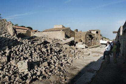 Ruinas de la Casa de los Gladiadores de Pompeya tras su hundimiento el pasado sábado.