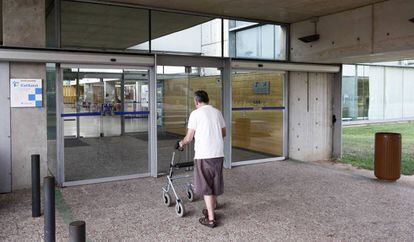 Paciente a las puertas del Hospital de Santa Caterina en Salt (Girona).