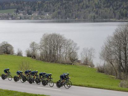Los ocho corredores del Movistar, durante la prueba junto al lago.