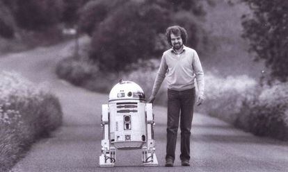 Tony Dyson, con R2-D2, en una imagen de la web oficial del creador.