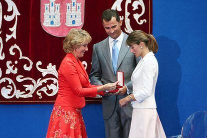 Aguirre entrega la medalla de Madrid a los Príncipes de Asturias el 13 de septiembre de 2007.