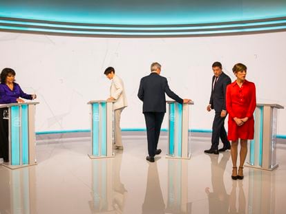 Imagen de todos los candidatos a la Xunta. De izquierda a derecha, Isabel Faraldo (Podemos); Ana Pontón (BNG); Alfonso Rueda (PP); Ramón Gómez Besteiro (PSdeG) y Marta Lois (Podemos), este martes en el plató del debate de TVG.