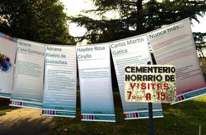 Carteles con nombres de desaparecidos en la entrada del cementerio de Mercedes, localidad natal de Videla.