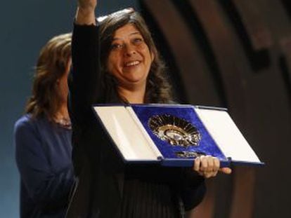 Mariana Rondón, directora de 'Pelo malo', con la Concha de Oro.