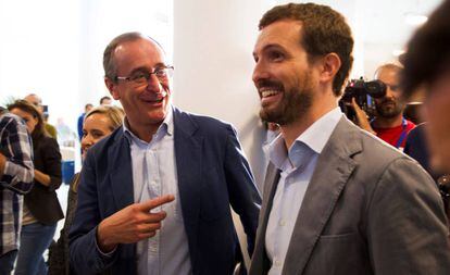 El presidente del PP, Pablo Casado, y el líder de los populares vascos, Alfonso Alonso, durante la convención del PP de Euskadi del pasado septiembre.