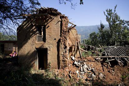 Una vivienda derribada por los terremotos de abril y mayo 2015 junto al viejo centro de salud de Devabhumi Baluma, que atiende a 16.000 personas de la zona. Al caerse, llenó de polvo la instalación médica que también sufre daños.