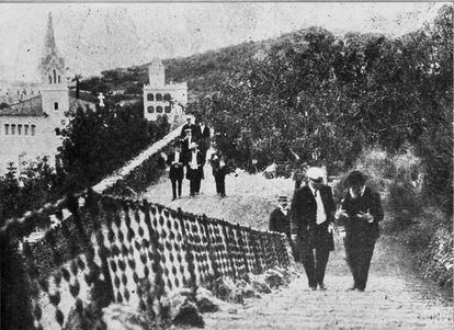 Gaudí ensenya el Park Güell als mariners del creuer xilè 'Ministro Zenteno', el 8 de setembre de 1907.