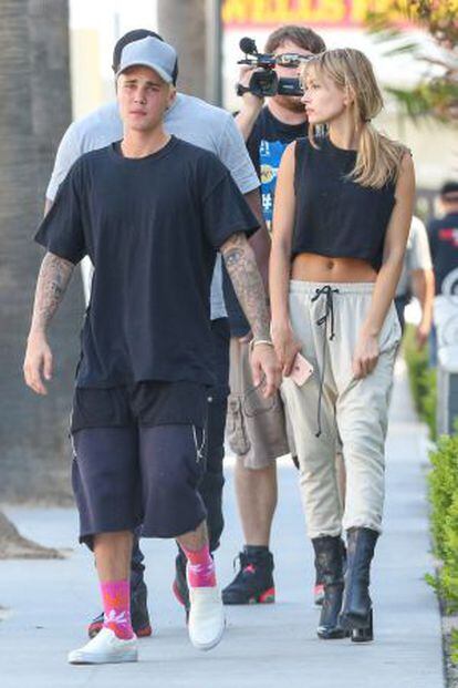 Justin Bieber y Hailey Baldwin paseando por las calles de Beverly Hills esta misma semana.
