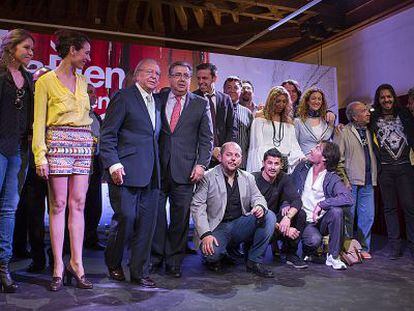 Algunos de los artistas y del equipo de la Bienal de Flamenco.