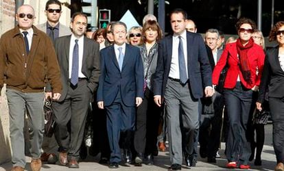 El portavoz socialista, Ángel Luna (tercero por la izquierda), acompañado por el secretario general del PSPV, Jorge Alarte, y diputados y miembros de la Ejecutiva, a su llegada al TSJ valenciano.