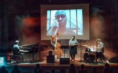 El pianista Albert Marquès, a la izquierda, en un concierto de Freedom First en el Black Music Festival, de Girona, el pasado mes de enero. Lo acompañan, desde la izquierda, Manel Fortià, Erin Corina y Marc Ayza. En la pantalla se proyecta una imagen de Keith LaMar recitando desde el corredor de la muerte. 