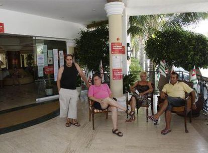 Un grupo de  trabajadores del hotel Los Monteros de Marbella, que  siguen cumpliendo con sus turnos de trabajo, horas antes de la manifestación de ayer.