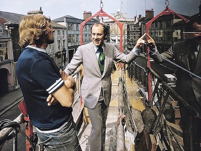 Norman Foster, o Lord Norman Foster of Thames Bank, en 1974. Ya entonces era un pionero de la sostenibilidad y ya entonces, como vemos, era elegante hasta en la obra.