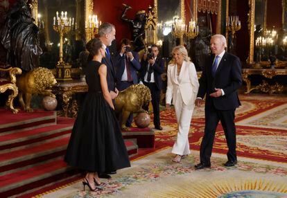 Los Reyes reciben al presidente de Estados Unidos Joe Biden y su esposa Jill Biden, en el Salón del Trono del Palacio Real, en Madrid. 
