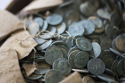 Una &aacute;nfora repleta de monedas romanas del Museo Arqueol&oacute;gico de Sevilla.