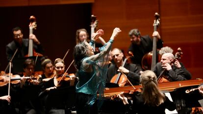 La pianista Mitsuko Uchida dirige en el inicio del ‘Concierto núm. 25’ de Mozart a los integrantes de la Mahler Chamber Orchestra, el pasado viernes en Kursaal Donostia.