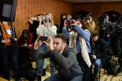 Un grupo de periodistas graba una intervención telemática de Alexéi Navalny, opositor de Putin, el pasado mes de enero en Moscú.