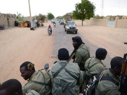 Soldados malienses entran a la ciudad de Tombuctú este lunes.