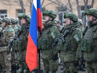 Soldados rusos en la ceremonia de retirada de las tropas de la OTSC de Almaty, Kazajistán, el jueves.