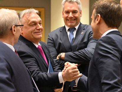 El primer ministro de Hungría, Viktor Orbán, saluda al presidente francés, Emmanuel Macron (de espaldas), el pasado 14 de diciembre en Bruselas.