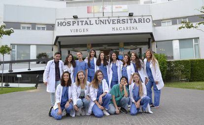 Quince médicos que preparan el examen del MIR, en Sevilla.