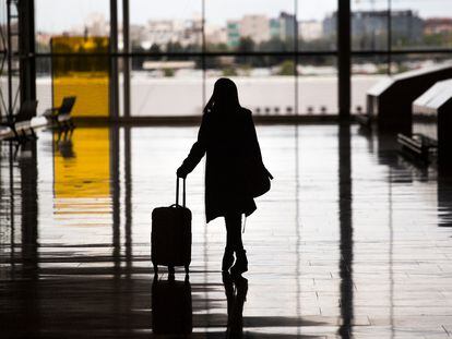 Una mujer con una maleta en el aeropuerto Adolfo Suárez-Madrid-Barajas .