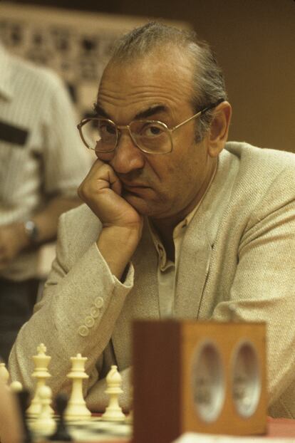 Viktor Korchnói fotografiado durante una partida en Londres en 1983.