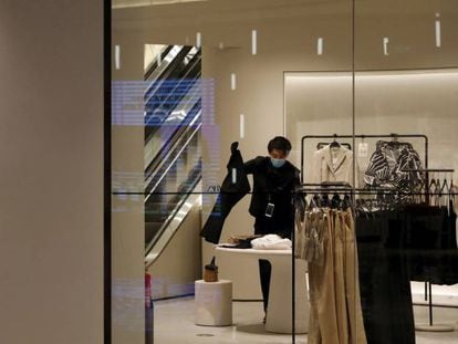Un empleado coloca prendas en una tienda de Zara inaugurada en Pekín el pasado abril.