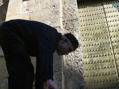 Escudero se dispone a rezar en el exterior de la mezquita.